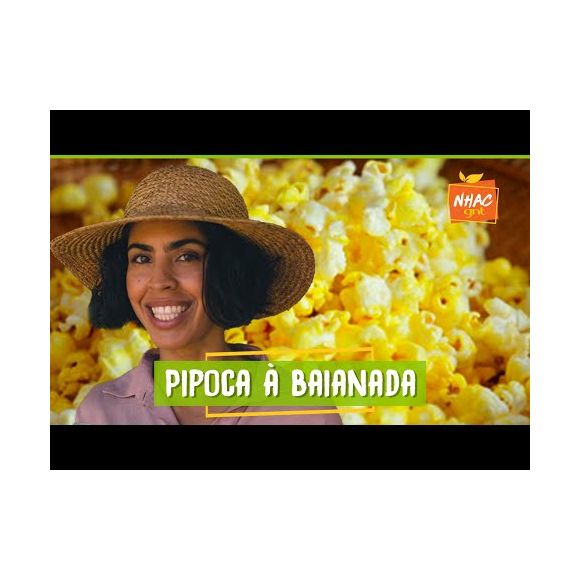 Bela Gil preparava uma receita autoral para Arlindo Cruz, a Pipoca à baianada. Entre os ingredientes, estão duas colheres de sopa de azeite de dendê