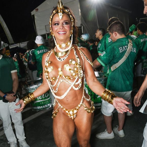 Corpo sarado de Viviane Araujo roubou a cena em ensaio técnico