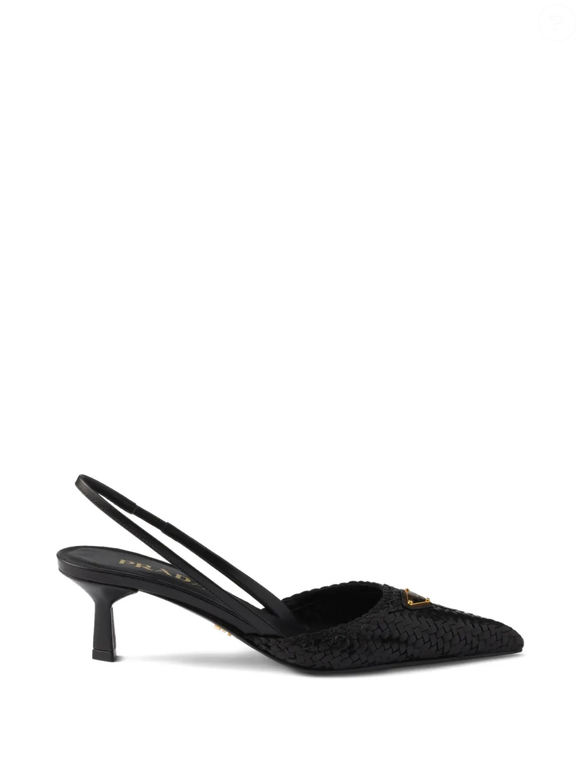 Estes stilettos de ráfia da Prada aparecem como escolha perfeita para looks da estação. Mesmo em preto, funcionam super bem nas produções de dias quentes. O modelo custa R$ 9.600 no site da Farfetch