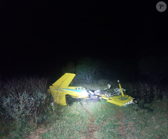 O avião explodiu ao atingir o solo e os corpos foram carbonizados. Ainda não há informações sobre o que causou a queda