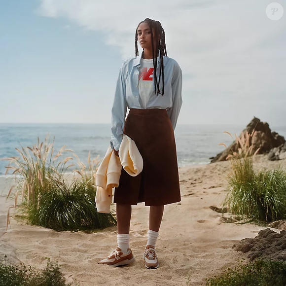 Os tênis 992 da New Balance vêm em um marrom mais claro e vibrante, um tom caramelo fresco que lembra sapatos de camurça de verão e que poderia muito bem substituí-los em nossos looks de escritório