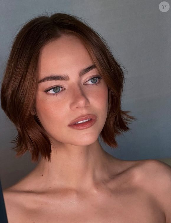 Ao unir praticidade e elegância, o bob japonês se destaca como uma escolha segura para quem quer renovar o visual sem exageros. Emma Stone já apostou no bob com pontas levemente desfiadas; o corte garante frescor imediato, cria movimento e reforça uma imagem moderna e jovial.