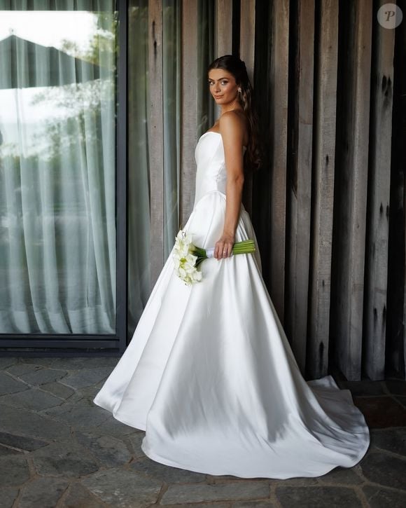 Um vestido que reflete a luz e realça a beleza natural