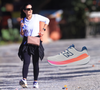 Este tênis New Balance da Fátima Bernardes para caminhar na orla da praia é a solução para os pés estilosos das mulheres 50+: veja um raio-x do calçado