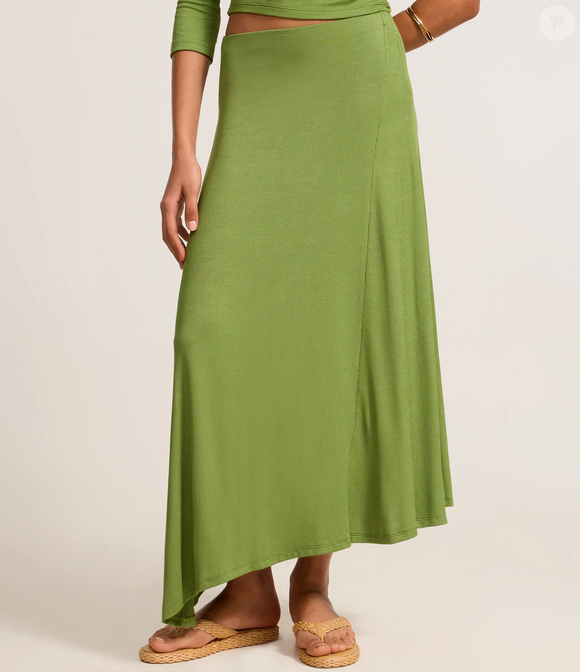 Com preço de R$ 59,90, a saia midi verde da Renner combina a modelagem longa com a barra assimétrica e cria uma produção feminina e atual para acompanhar o tênis de tom inspirado no sorvete de matcha