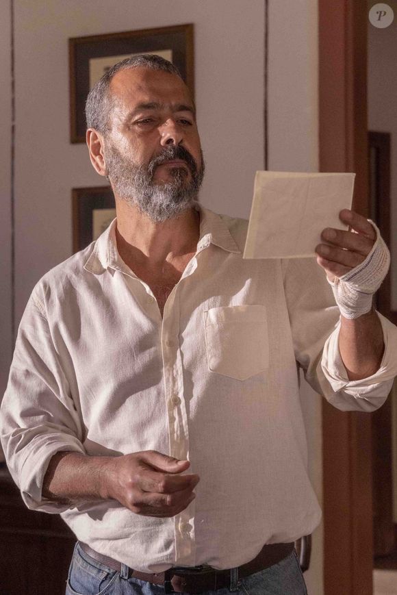 Ao escrever no papel, a pessoa faz mais conexões neurais no próprio cérebro e conhecimento fica melhor retido - foto ilustrativa de Marcos Palmeira na novela 'Renascer'