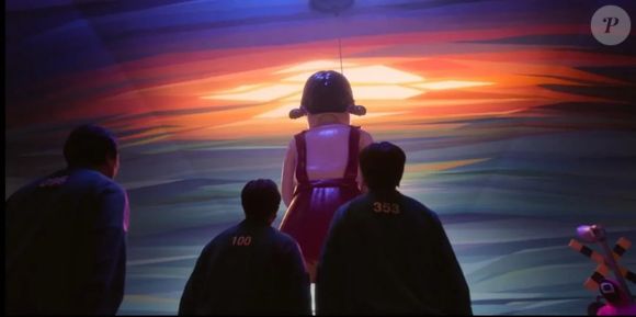 Segundo teorias, o jogo em questão seria o Dongdaemun, onde os participantes andariam em círculos enquanto uma música tocasse