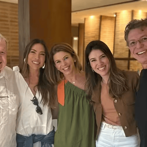 Após saída da Globo, Boninho posa com Boni ao lado de Patricia Abravanel, Daniela Beyruti e Rebeca Abravanel, do SBT