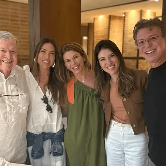 Após saída da Globo, Boninho posa com Boni ao lado de Patricia Abravanel, Daniela Beyruti e Rebeca Abravanel, do SBT