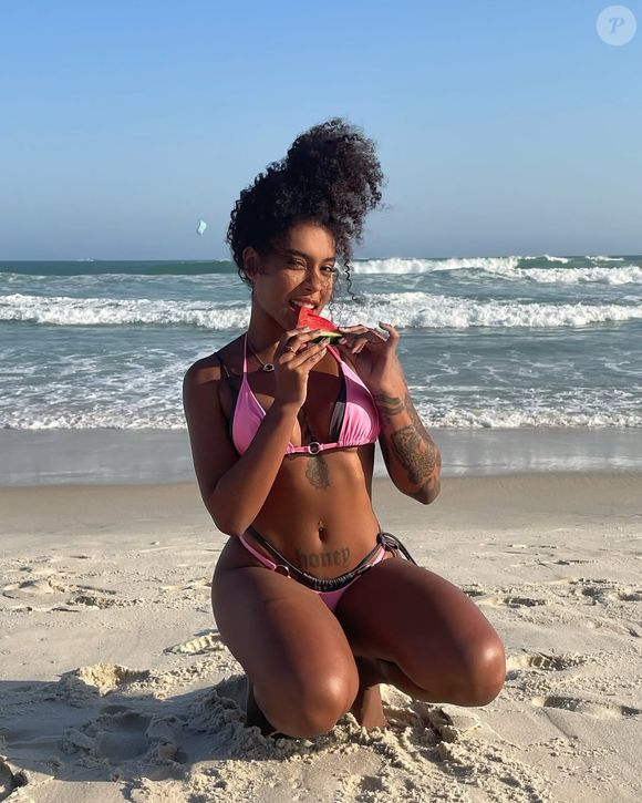 Giovanna Jacobina consegue ser bonita e sexy até mesmo comendo uma melancia na praia!