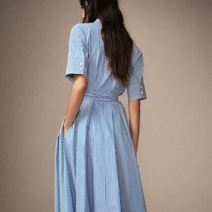 Como prova, este modelo fluido 100% algodão com mangas 3/4  e estampa clássica listrada nas cores azul e branco, extremamente sofisticado, por R$ 439,00