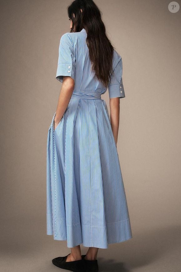 Como prova, este modelo fluido 100% algodão com mangas 3/4  e estampa clássica listrada nas cores azul e branco, extremamente sofisticado, por R$ 439,00