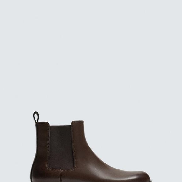 Também na Zara, a bota Chelsea volume, na cor marrom chocolate, por R$ 399,00, chama atenção pelo solado tratorado e reforça a tendência utilitária em alta na novela da TV Globo