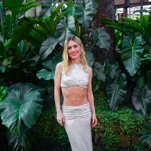 Carolina Dieckmann deixou o corpo em evidência em um look estiloso