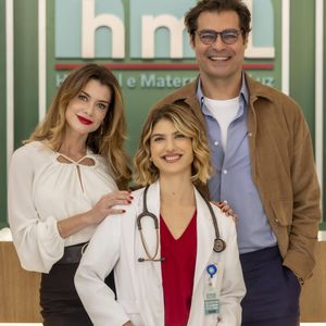 Alinne Moraes ao lado dos atores Giovanna Grigio e Thiago Lacerda, com quem forma uma família