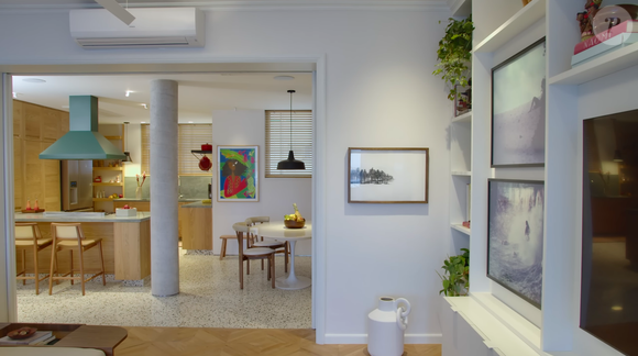 Já ao lado da sala de estar fica a cozinha, onde Lázaro Ramos gosta de preparar suas refeições