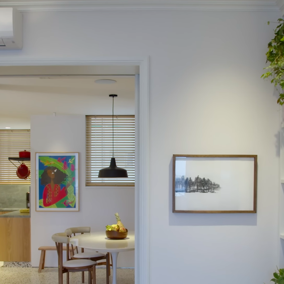 Já ao lado da sala de estar fica a cozinha, onde Lázaro Ramos gosta de preparar suas refeições