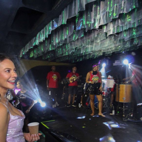 Paolla Oliveira sambou muito ao som do namorado e mostrou animação com o público