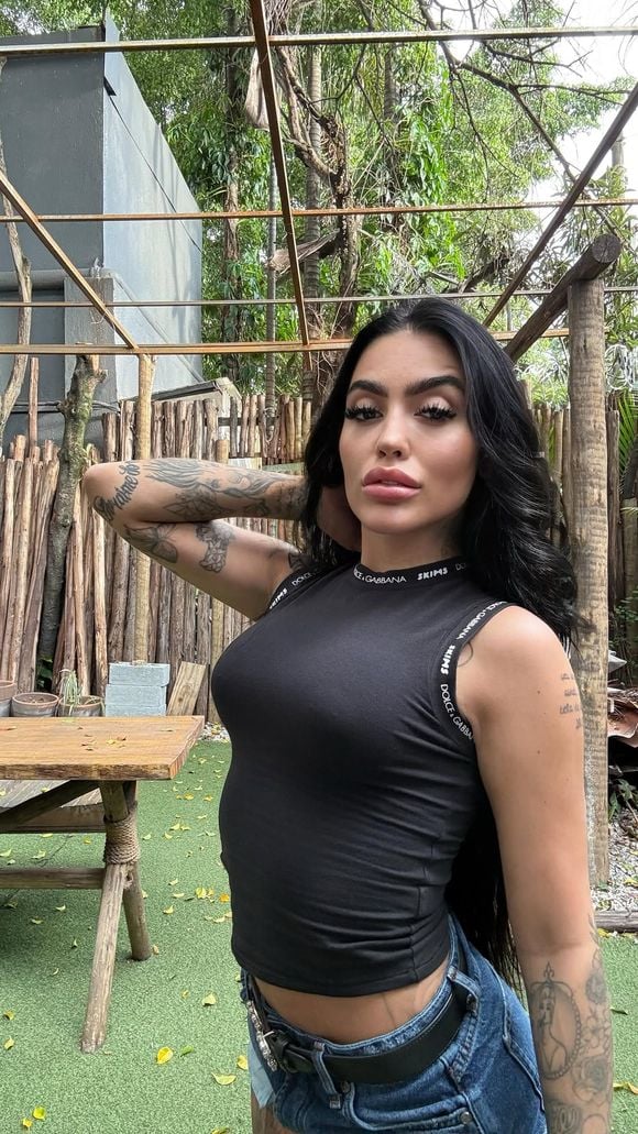 MC Mirella abriu uma caixinha de perguntas na web e deu uma resposta ácida quando questionaram sobre o futuro da filha.