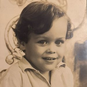 Nascido em 1967, esse menino fofo, de olhar marcante e cabelo cacheado não fazia ideia que seria vilão de famosa novela da Globo. Reconhece?