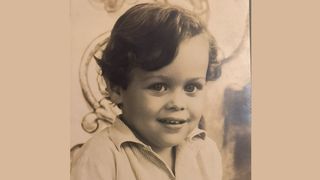 Nascido em 1967, esse menino fofo, de olhar marcante e cabelo cacheado não fazia ideia que seria vilão de famosa novela da Globo. Reconhece?