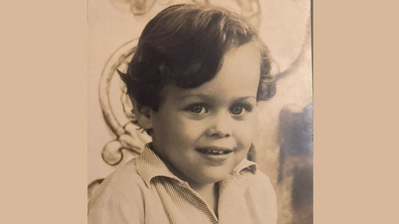 Nascido em 1967, esse menino fofo, de olhar marcante e cabelo cacheado não fazia ideia que seria vilão de famosa novela da Globo. Reconhece?