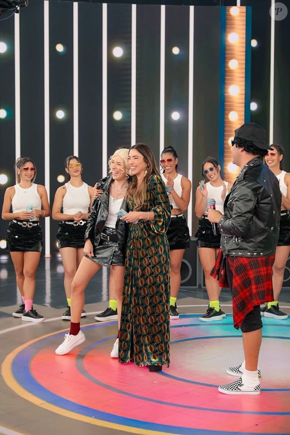 Em um show repleto de efeitos visuais e coreografia, Rebeca se caracterizou como Rosé, integrante do grupo sul-coreano BLACKPINK