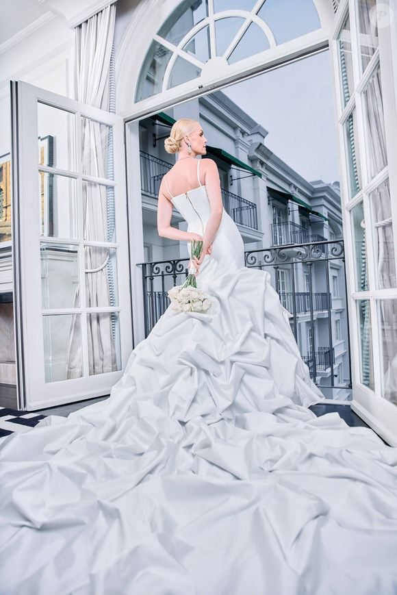 Saia do vestido de Ana Hickmann teve uma cauda longa estendida até o chão, que deu mais volume para a produção