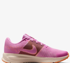 O tom rosa suave inspirado na “pena de flamingo” deixou o novo Nike Run Defy ainda mais elegante. O detalhe do swoosh marrom trouxe aquele toque fashion que transforma qualquer produção casual