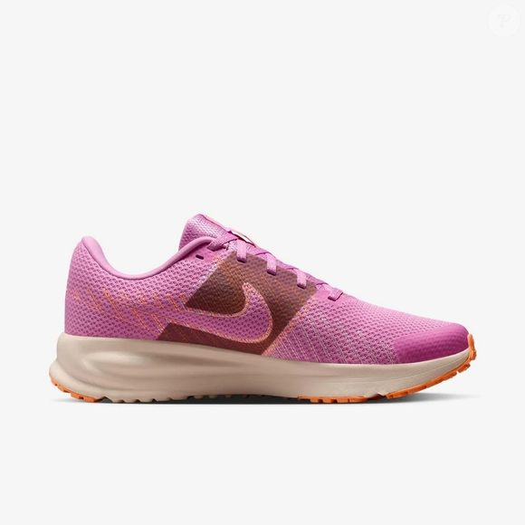 O tom rosa suave inspirado na “pena de flamingo” deixou o novo Nike Run Defy ainda mais elegante. O detalhe do swoosh marrom trouxe aquele toque fashion que transforma qualquer produção casual