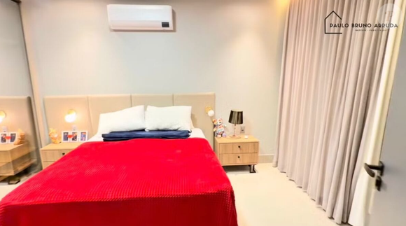 Quarto amplo faz parte da mansão de Gil do Vigor