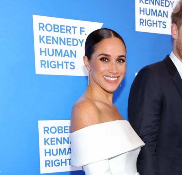 Meghan Markle usou coque baixo alinhado em produção minimalista e clássica para evento de gala em NY