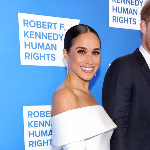 Meghan Markle usou coque baixo alinhado em produção minimalista e clássica para evento de gala em NY