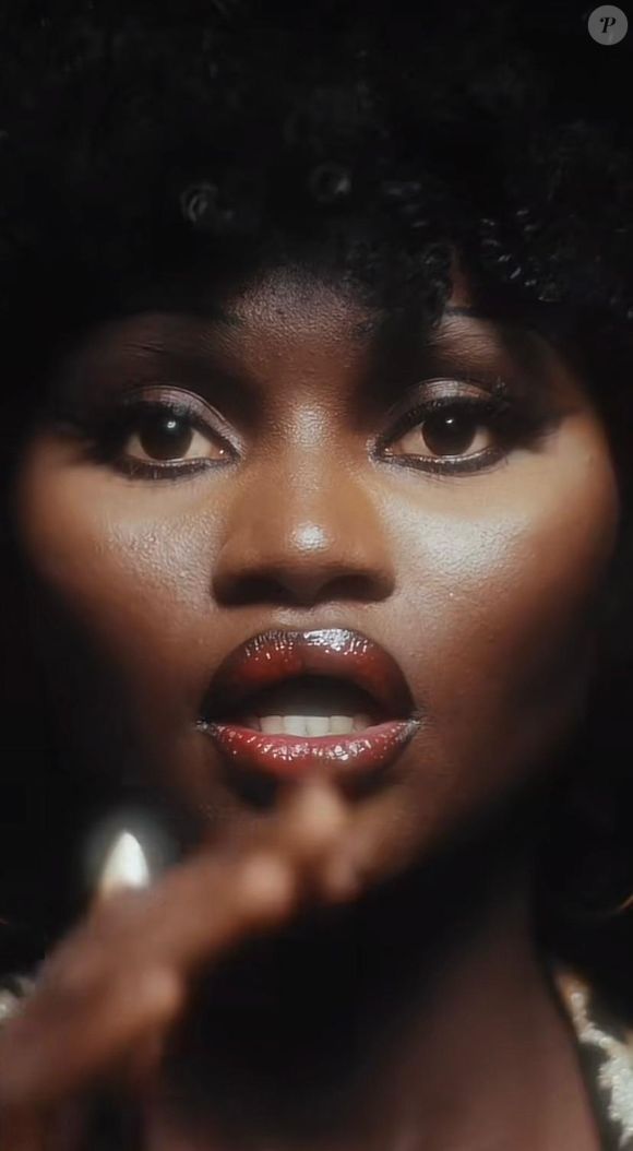 O tema "Voguelândia: O Fantástico Mundo da Moda" convida os convidados a explorarem a criatividade e mergulharem em um universo onde moda e fantasia se encontram.