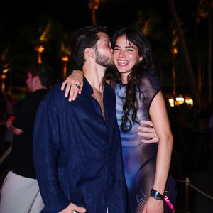 Bruna Marquezine e João Guilherme se beijaram na frente dos fotógrafos