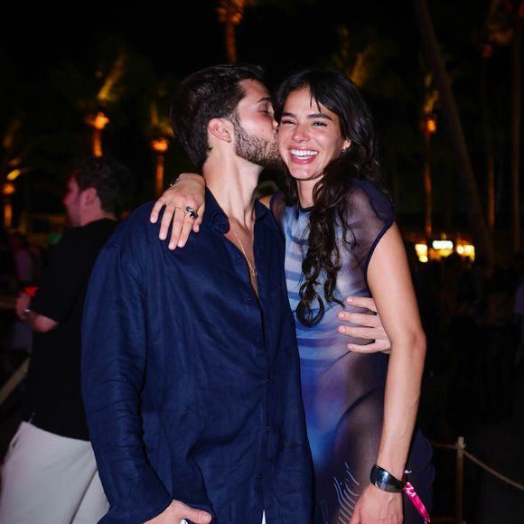 Bruna Marquezine e João Guilherme se beijaram na frente dos fotógrafos