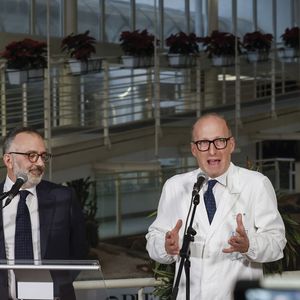 Os médicos, Sergio Alfieri e Luigi Carbone, acreditam que o Papa deverá permanecer hospitalizado "pelo menos" durante toda a próxima semana, no caso até sexta-feira (28).