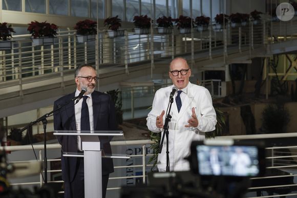 Os médicos, Sergio Alfieri e Luigi Carbone, acreditam que o Papa deverá permanecer hospitalizado "pelo menos" durante toda a próxima semana, no caso até sexta-feira (28).