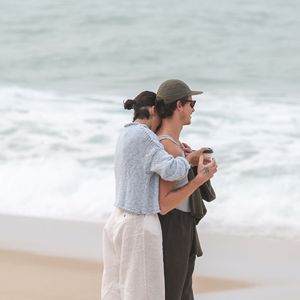 Bruna Marquezine e Shawn Mendes deram abraço apertado à beira-mar nesta quinta (23)