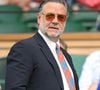 Hoje aos 62 anos, Russell Crowe está irreconhecível com barba grisalha e cabelo grande, também grisalho