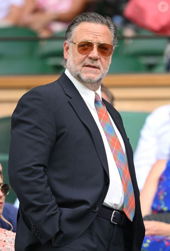 Hoje aos 62 anos, Russell Crowe está irreconhecível com barba grisalha e cabelo grande, também grisalho