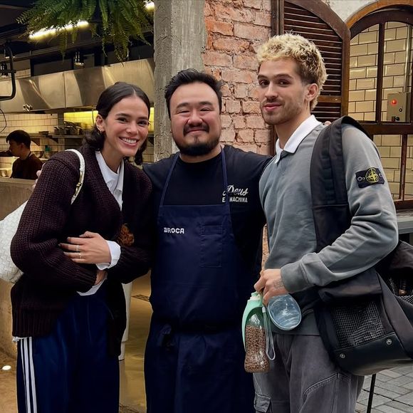Bruna Marquezine escolheu modelo lendário da Adidas para almoço com João Guilherme em um restaurante de São Paulo