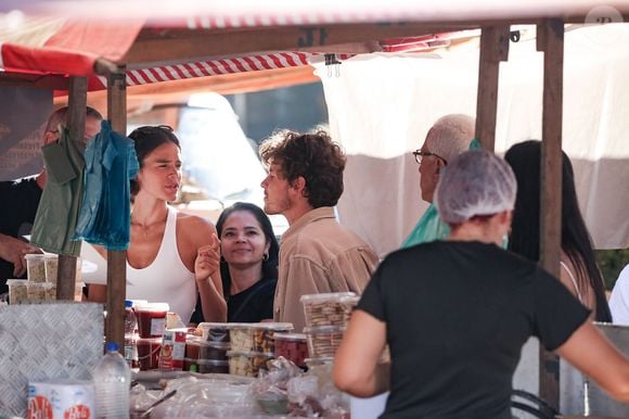 Bruna Marquezine com Shawn Mendes e os pais em uma feira livre do Rio