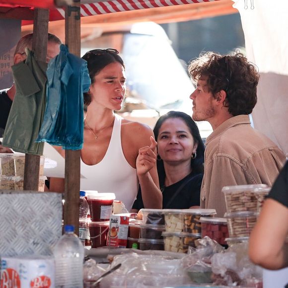 Bruna Marquezine com Shawn Mendes e os pais em uma feira livre do Rio