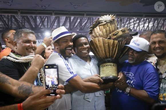 Beija-Flor campeã do Carnaval 2025 do Rio: Neguinho da Beija-Flor teve ajuda para levantar o troféu com todas as 27 notas válidas sendo '10'