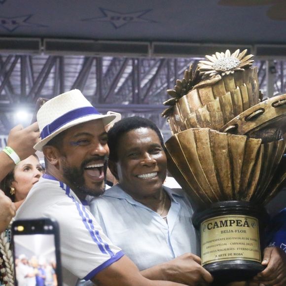 Beija-Flor campeã do Carnaval 2025 do Rio: Neguinho da Beija-Flor teve ajuda para levantar o troféu com todas as 27 notas válidas sendo '10'