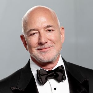 Bilionário da tecnologia, Jeff Bezos teve o nome ligado a especulações sobre a Condé Nast e acabou sendo associado por fãs à trama de 'O Diabo Veste Prada 2'