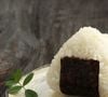 O tênis retrô preto e branco da Anacapri ganhou um apelido nada óbvio, mas muito fofo: ele lembrou um oniguiri, o tradicional bolinho de arroz japonês envolto em alga
