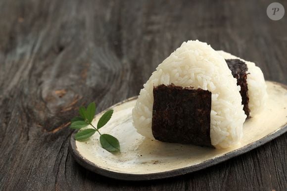 O tênis retrô preto e branco da Anacapri ganhou um apelido nada óbvio, mas muito fofo: ele lembrou um oniguiri, o tradicional bolinho de arroz japonês envolto em alga