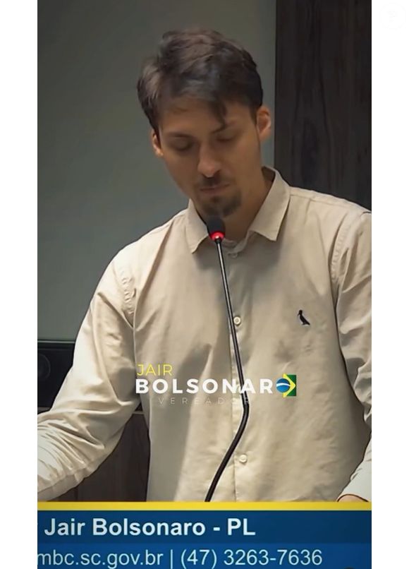 Jair Renan Bolsonaro (PL), chorou ao comentar a decisão de seu irmão, Eduardo Bolsonaro (PL-SP), de se afastar do cargo de deputado federal e morar nos Estados Unidos.
